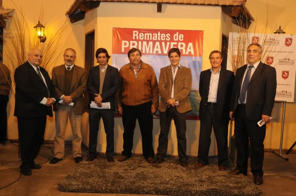 Alejandro Costa con integrantes de Zambrano & Cía y del Banco República