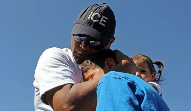 La historia de una familia desgarrada por la frontera que tuvo tres minutos para abrazarse