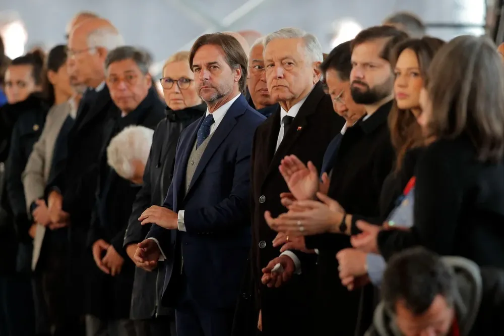 El presidente uruguayo Luis Lacalle Pou y el presidente mexicano Andrés Manuel López Obrador en la ceremonia para conmemorar el 50º aniversario de la dictadura chilena frente al Palacio Presidencial de La Moneda en Santiagoos 50 años del golpe de Estado en Chile.