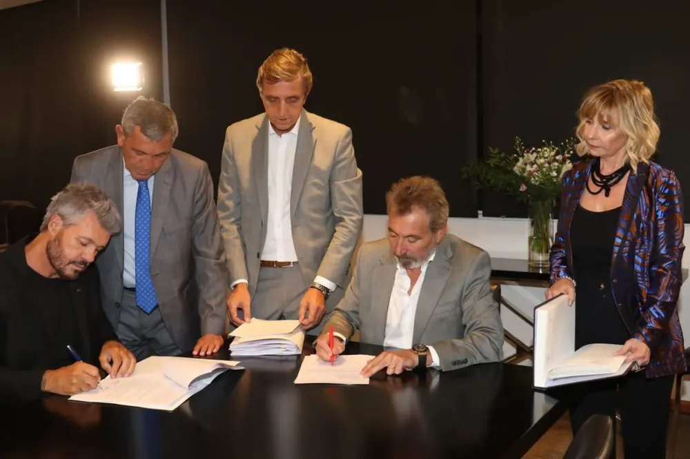 Tinelli firma el contrato con los directivos de América