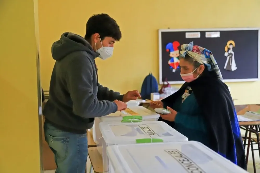 Una mujer indígena mapuche vota durante las elecciones para elegir alcaldes, concejales y una comisión para reescribir la constitución en Temuco, Chile.