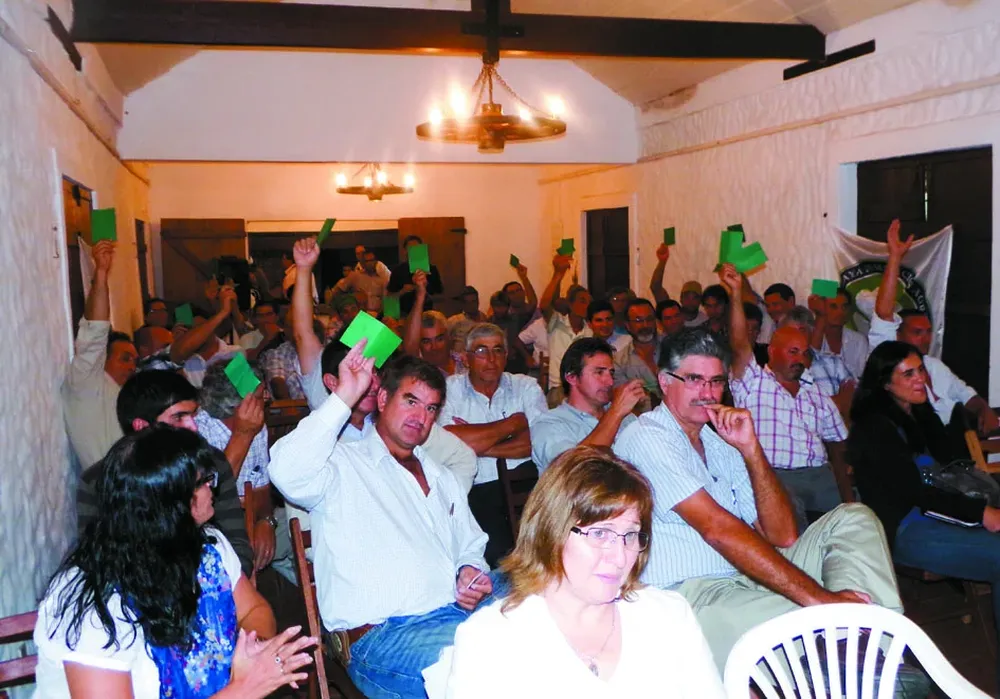 Los contratistas aprontan sus máquinas para otra zafra récord de soja