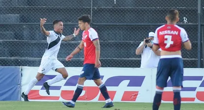 Javier Méndez de Danubio celebra el segundo gol en la hora ante Nacional