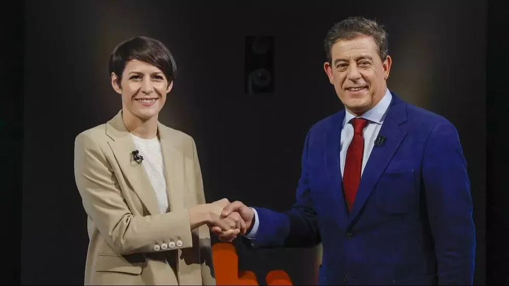 La candidata del BNG, Ana Pontón, y el candidato del PSOE, Xosé Ramón Gómez Besteiro, se saludan antes del debate electoral en RTVE