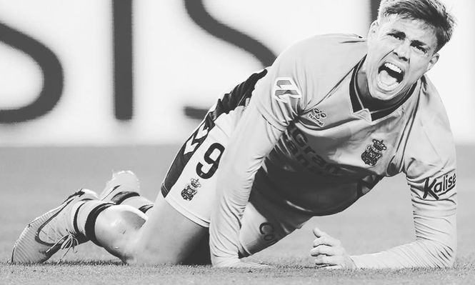 Jeremía Recoba y el gesto de dolor al sentir el pinchazo en su rodilla derecha que llevó a la rotura de ligamentos