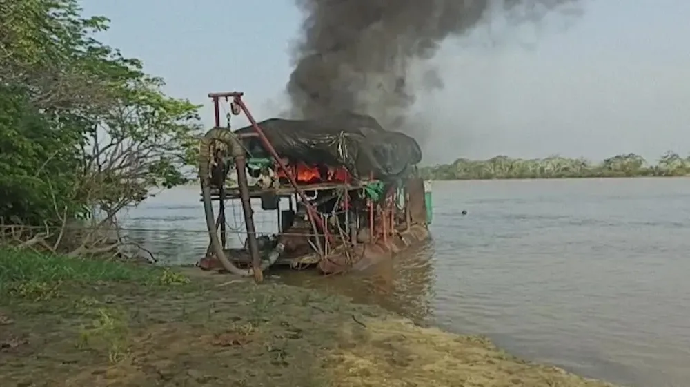 En Nueva Esperanza, un caserío ribereño y pobre, tres dragas fueron blanco de redadas del Ejército colombiano desde el pasado mes de marzo