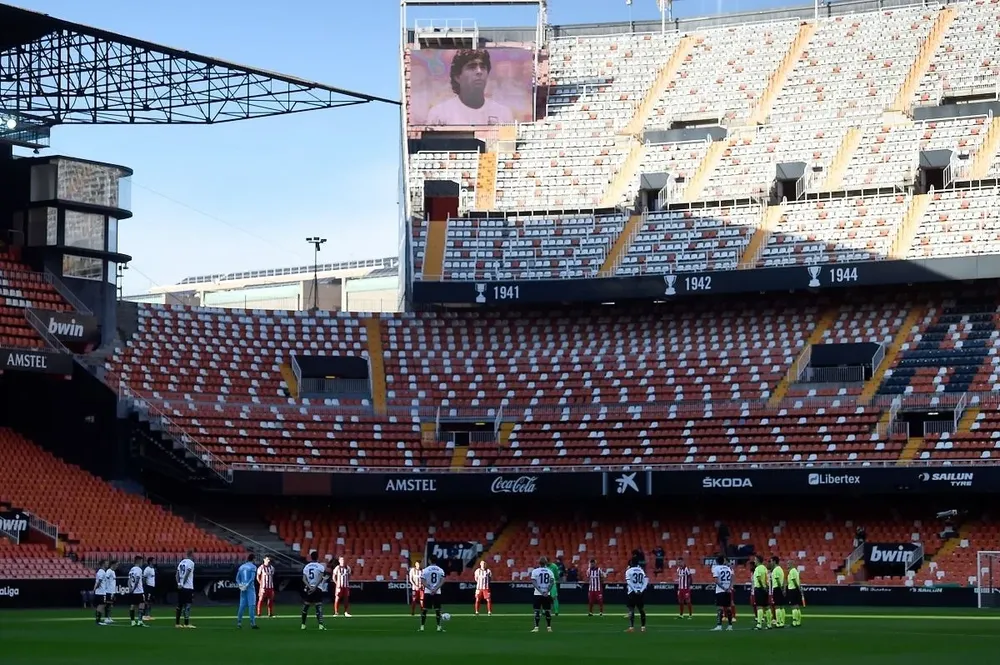 Minuto de silencio por Maradona en Mestalla