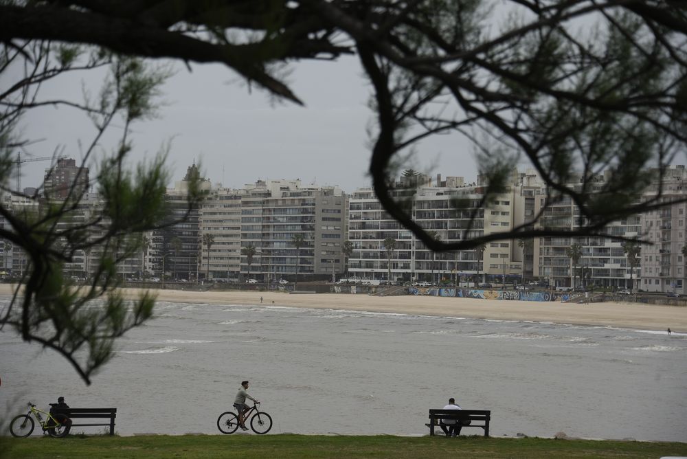 20241014 Vista de la rambla de Montevideo, estado del tiempo, día nublado.