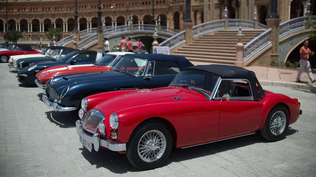 Modelos clásicos en la plaza de España de Sevilla