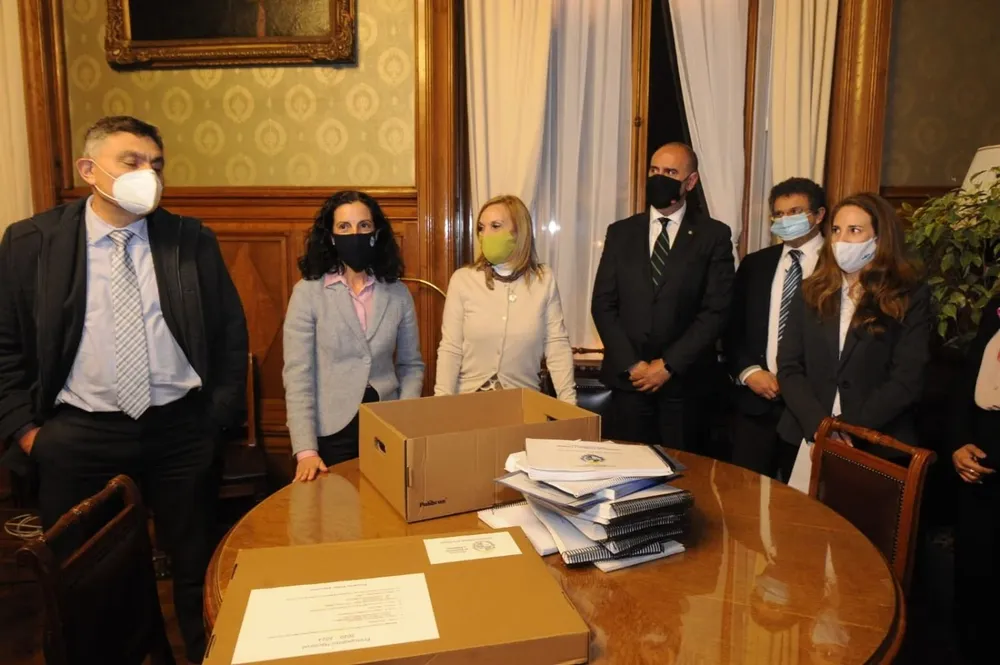 El director de la OPP, Isaac Alfie, y la ministra de Economía, Azucena Arbeleche, entregaron a la vicepresidenta, Beatriz Argimón, el proyecto de ley de Presupuesto