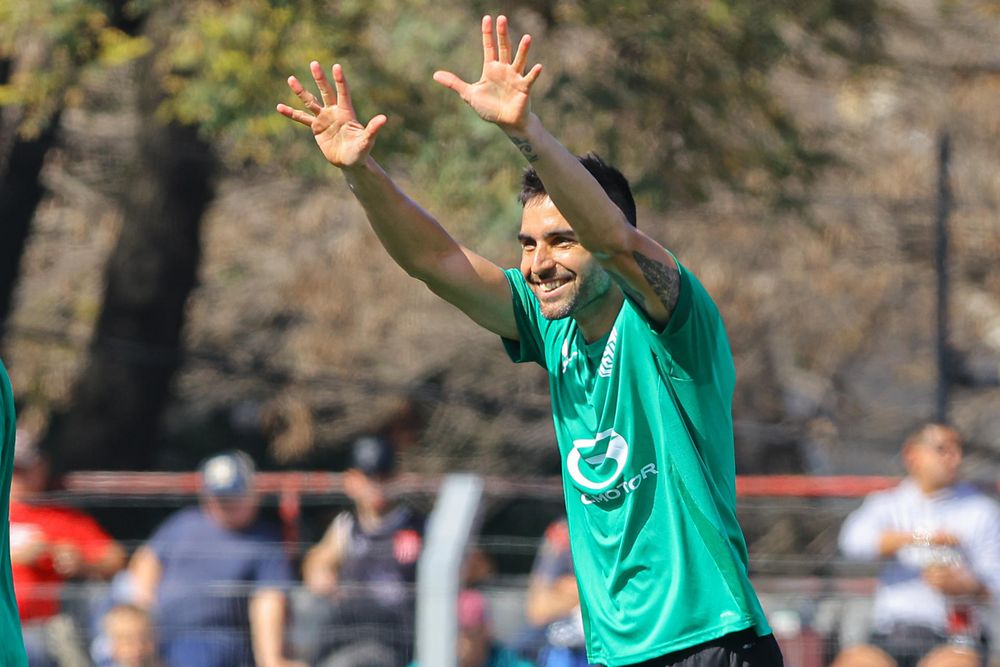 Rodrigo Pastorini del Deportivo LSM celebra un gol ante Academia este sábado, en un partido de la categoría D de la liga AUF Uruguay entre los equipos Deportivo LSM y Academia en el estadio Parque Palermo en Montevideo 