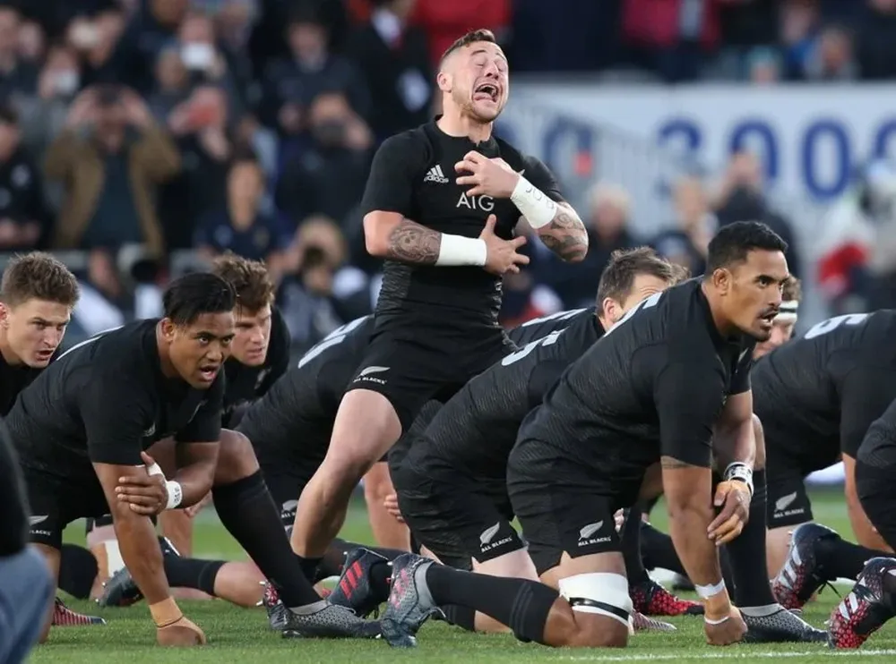 Thomas Tekanapu Rawakata TJ Perenara en el Haka previo al histórico triunfo de All Blacks en el Eden Park de Auckland