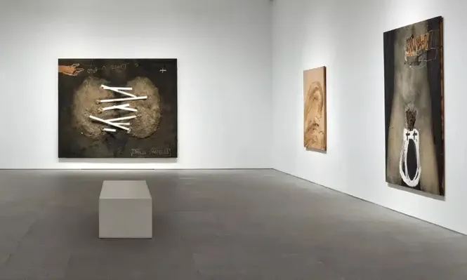 Una de las salas de la exposición de Tápies en el Museo Reina Sofía