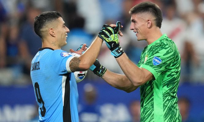 Luis Suárez y Sergio Rochet de la selección de Uruguay celebran el tercer lugar en la Copa América 2024