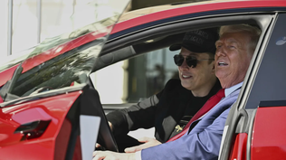 Donald Trump y Elon Musk en un auto Tesla. AP