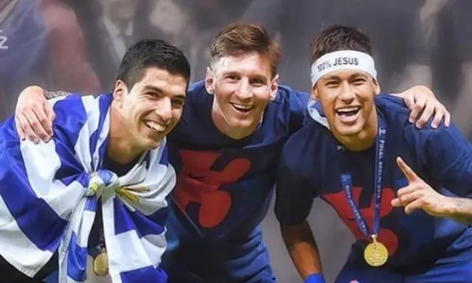 Suárez con la bandera uruguaya, Messi y Neymar.
