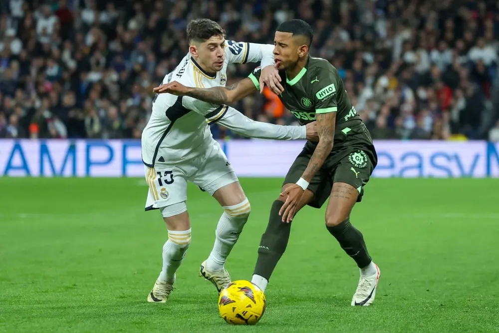 Fede Valverde marcado por el brasileño Savio de Girona