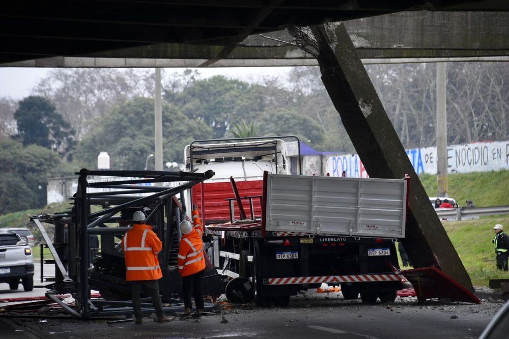 Así terminaron el camión y el puente tras el accidente