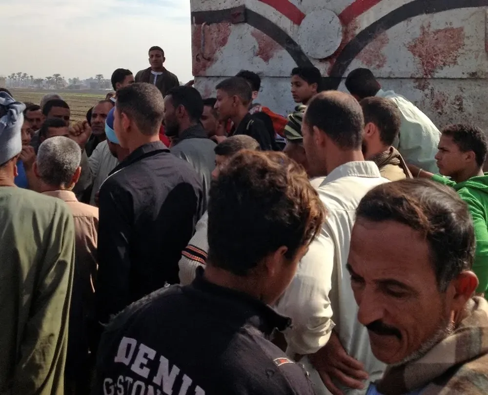 Egipcios en el lugar del accidente que ha conmocionado el mundo