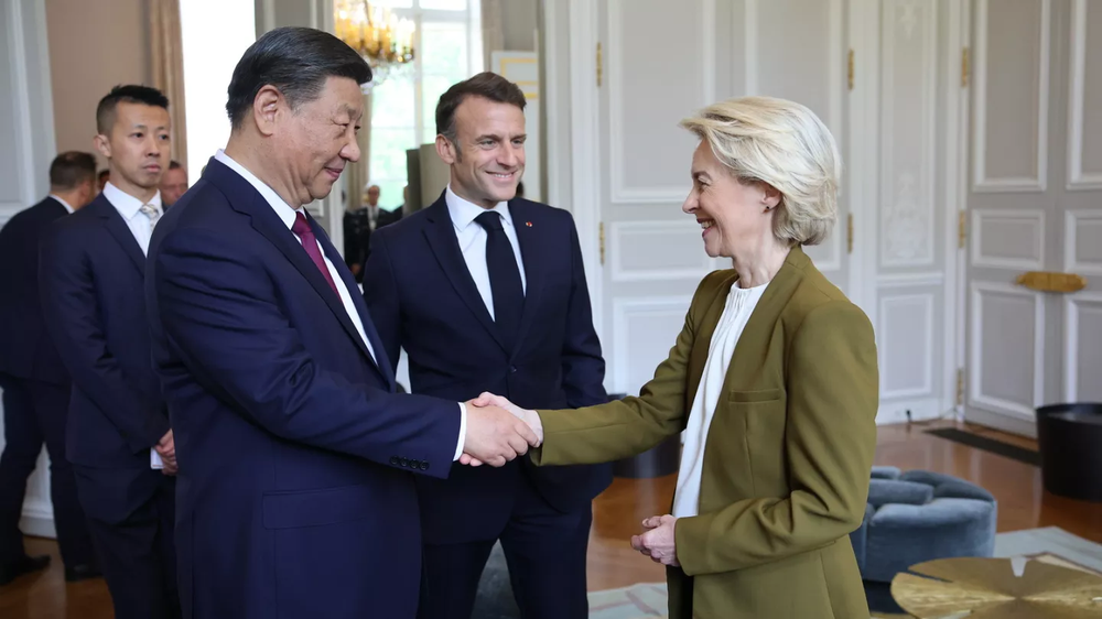 Xi Jinping, Úrsula Von der Leyen y Emmanuel Macron