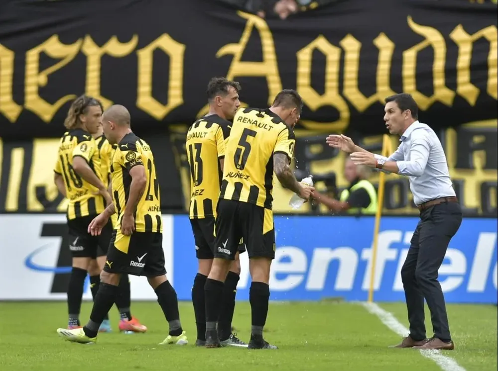 Larriera dando indicaciones a Musto y Aguirregaray