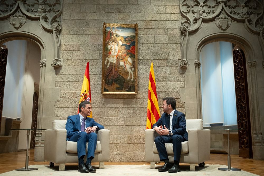 El presidente del Gobierno, Pedro Sánchez (i), y el president de la Generalitat de Catalunya, Pere Aragonès.