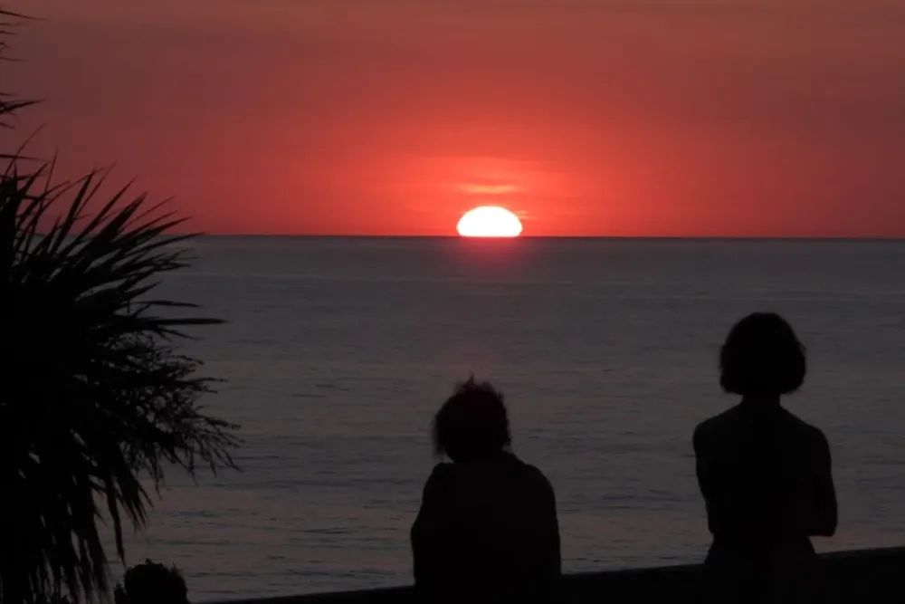 Los operadores gastronómicos suelen rechazar la medida de adelantar los relojes entre octubre y marzo.