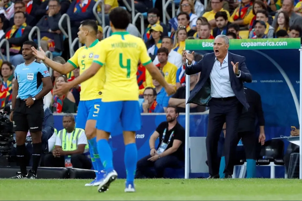 Tite, respaldado por los jugadores, al borde de caer