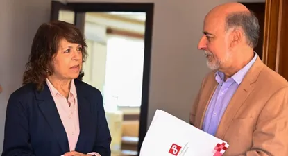La presidenta del Directorio de la Caja de Profesionales, Virginia Romero, junto al ministro de Trabajo Pablo Mieres