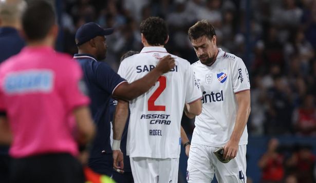 Agustín Rogel ingresó por Sebastián Coates, lesionado, en Nacional ante Peñarol por el Torneo Apertura