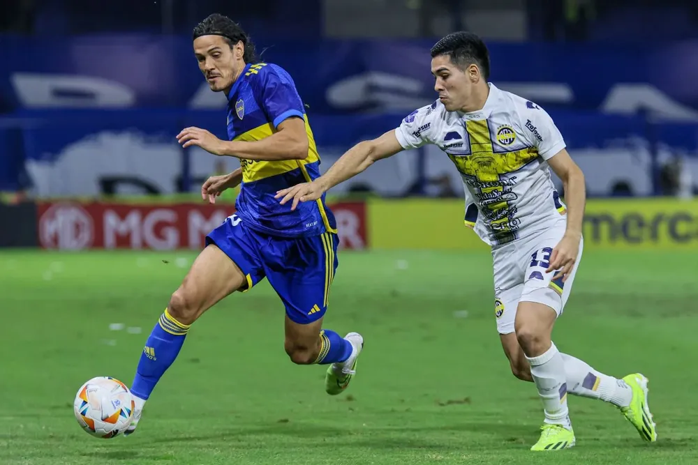 Edinson Cavani marcado por Juan Jesús Salcedo