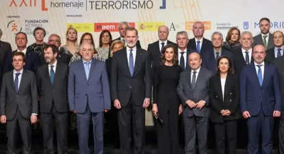 El presidente de la Fundación Víctimas del Terrorismo (FVT), Juan Francisco Benito, junto a los Reyes