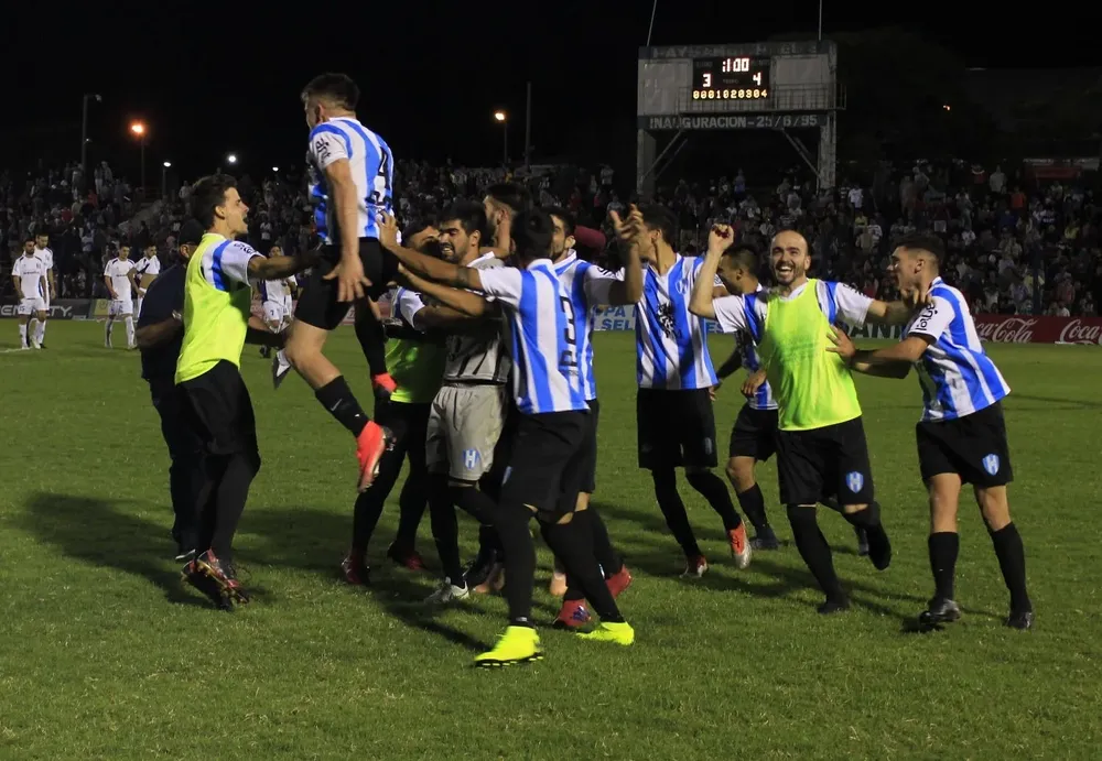 Renato en el centro del festejo de Río Negro cuando fue campeón del Regional Norte Litoral
