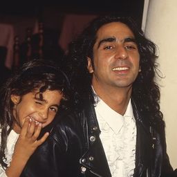 Alba Flores convierte el duelo en arte con Flores para Antonio, el documental que homenajea a su padre