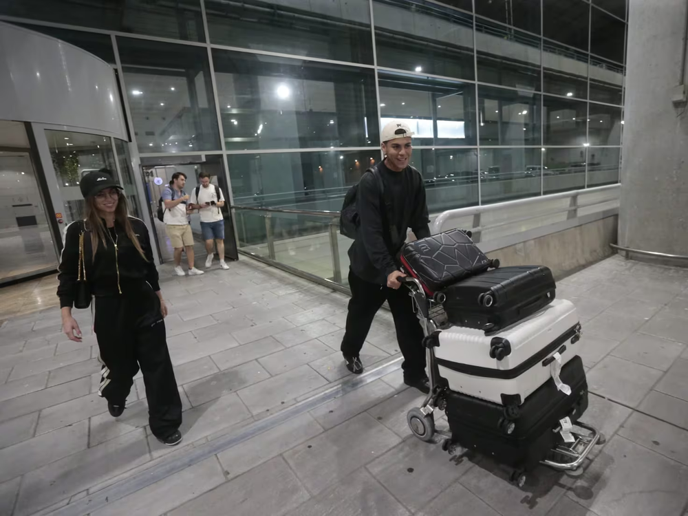 Enzo Barrenechea en su llegada a España.