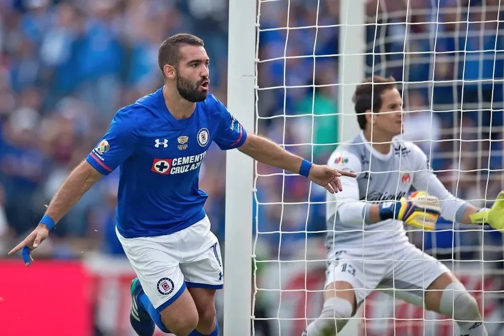 Martín Cauteruccio celebra y Sebastián Sosa lo sufre