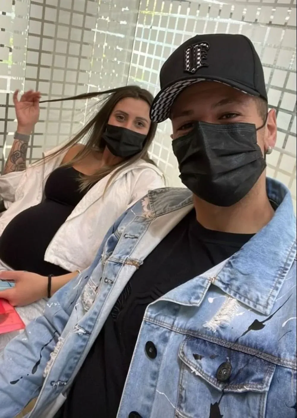 Leo Coelho junto a su pareja en el hospital antes del nacimiento de su segunda hija