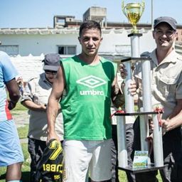 Ignacio Ruglio, presidente de Peñarol, entregó la copa al equipo ganador del torneo de internos del Penal de Libertad Ignacio Ruglio, presidente de Peñarol, entregó la copa al equipo ganador del torneo de internos del Penal de Libertad