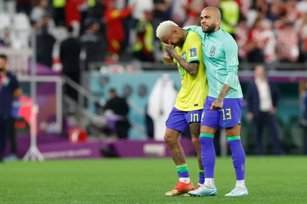 Dani Alves consuela a Neymar