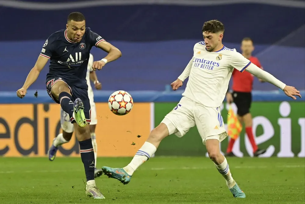 Mbappé marcado por Federico Valverde en el partido del pasado miércoles cuando Real Madrid los eliminó de la Liga de Campeones