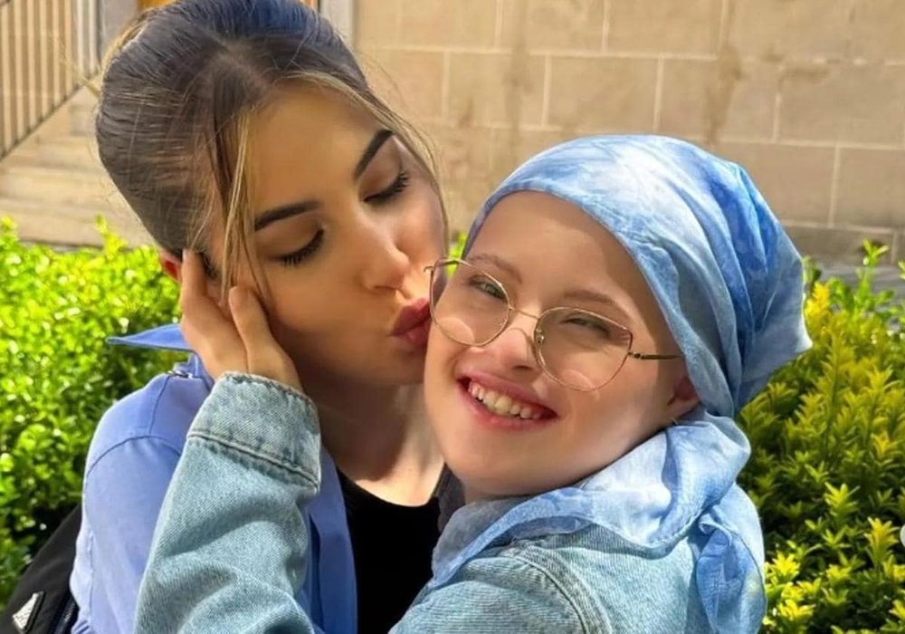 Paula Cisneros durante su tratamiento contra el cáncer junto a su hermana Sara.