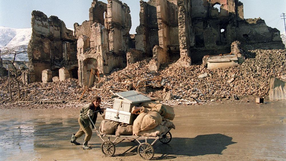 La guerra civil afgana que desarraigó a Banayee provocó que muchos otros en Kabul también huyeran de sus hogares.