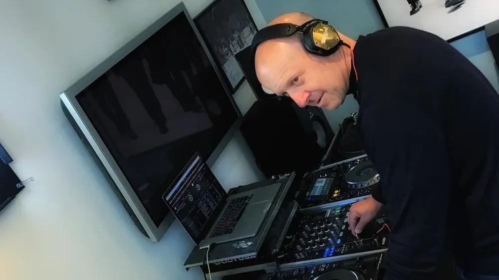 David Solomon se hace llamar DJ D-Sol en el mundo de la música electrónica.