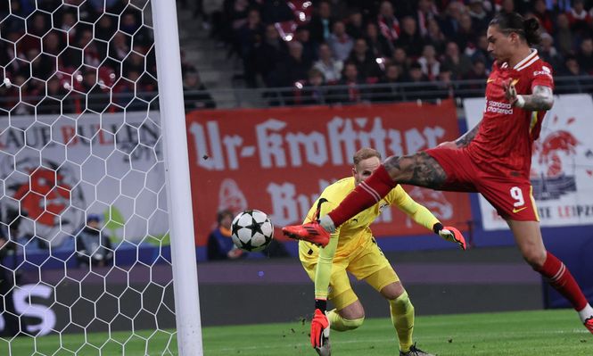 Rio Ferdinand defendió a Darwin Núñez, criticado porque le robó el gol a Mo Salah en la victoria de Liverpool por Champions League