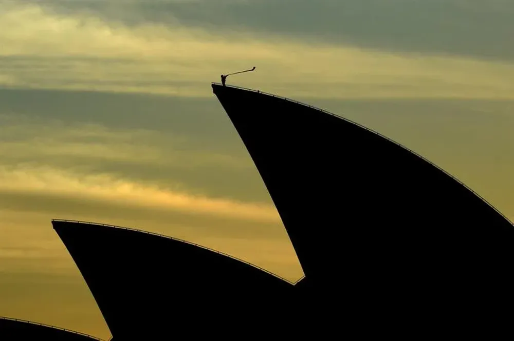Australia- El músico ruso Arkady Shilkloper toca una trompa de los Alpes en lo alto de la Casa de la Ópera
