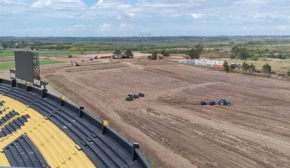 Las canchas 1 y 2 de la Ciudad Deportiva de Peñarol, detrás de Tribuna Cataldi del Estadio Campeón del Siglo, se siguen nivelando