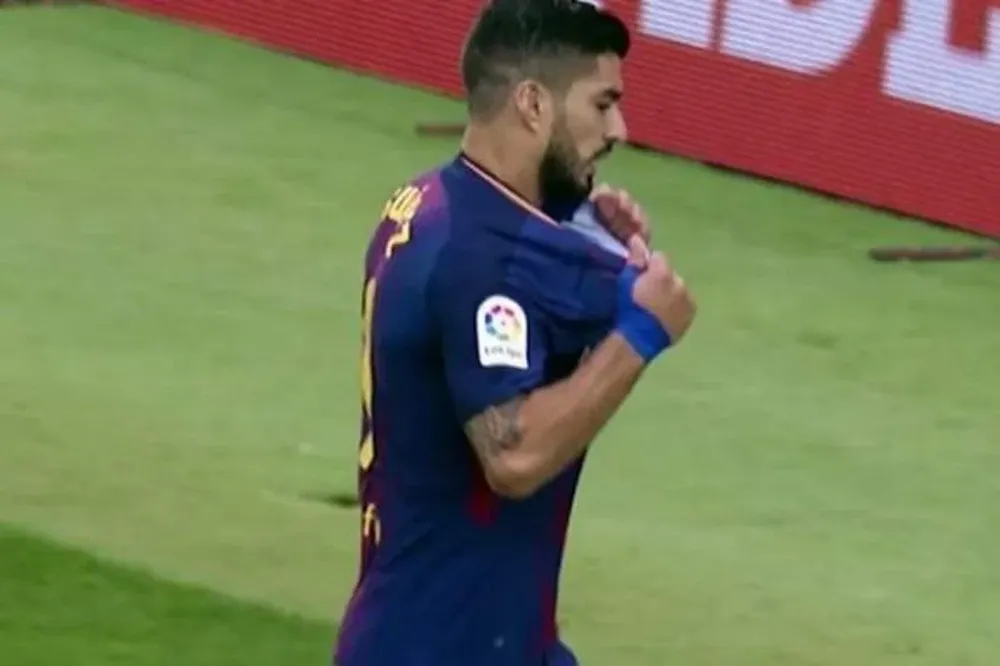 Suárez rompió su camiseta