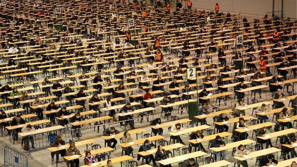 Las personas que rinden examen para ingresar al Estado en España. (EFE)