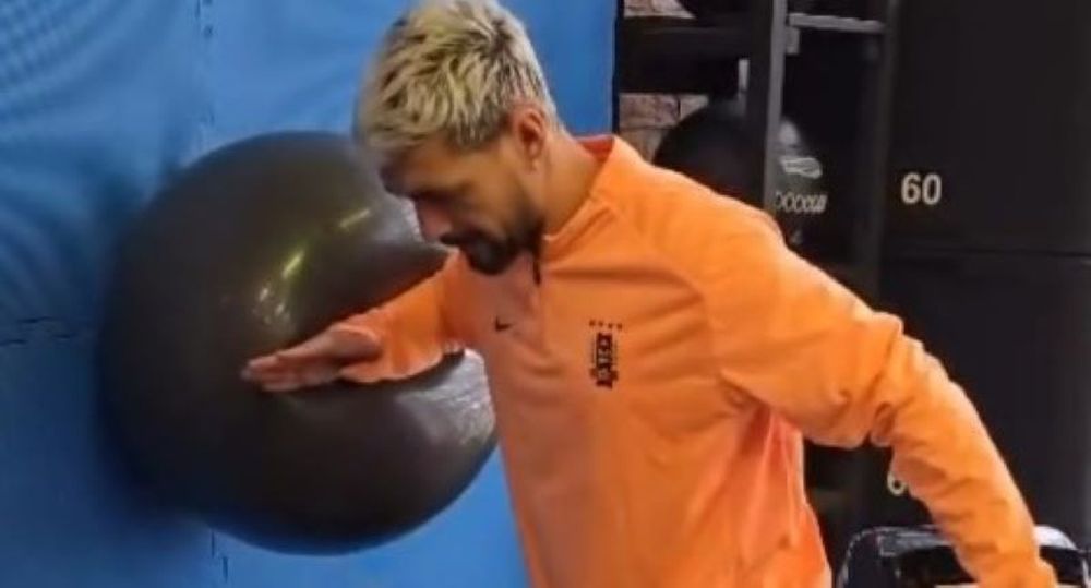 Giorgian De Arrascaeta hace ejercicios con su brazo derecho para que el hombro y su clavícula tomen musculatura