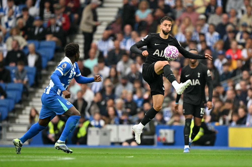 Rodrigo Bentancur en un partido contra el Brighton por la Premier League